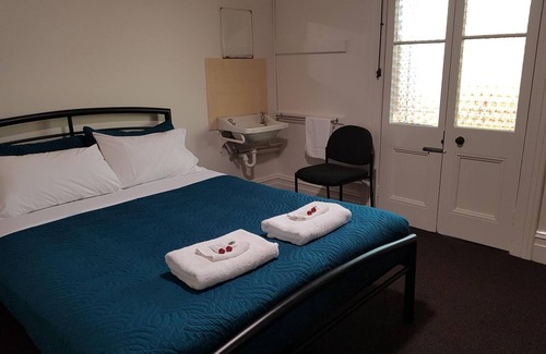 Maclean Hotel | Cozy Maclean Hotel: Family-Friendly with Breakfast Included