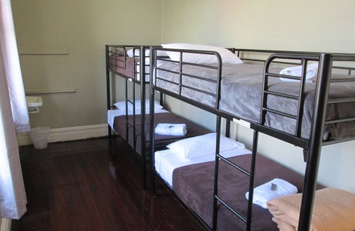 Maclean Hotel | Cozy Maclean Hotel: Family-Friendly with Breakfast Included