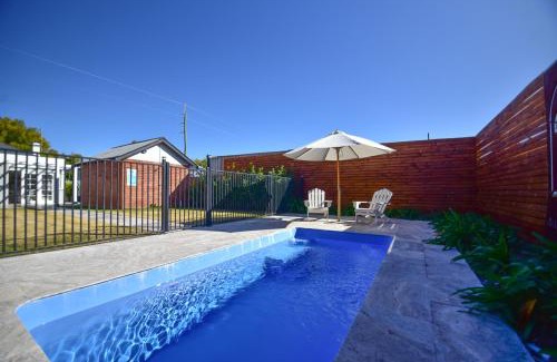 Dubbo House | Relax at Macleay Cottage: Plunge Pool & Ocean Views