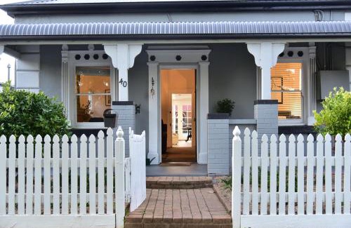 Dubbo House | Relax at Macleay Cottage: Plunge Pool & Ocean Views