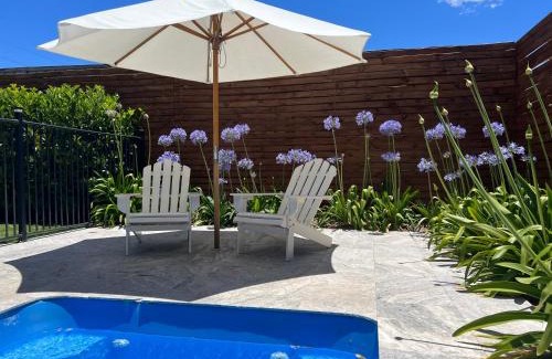 Dubbo House | Relax at Macleay Cottage: Plunge Pool & Ocean Views