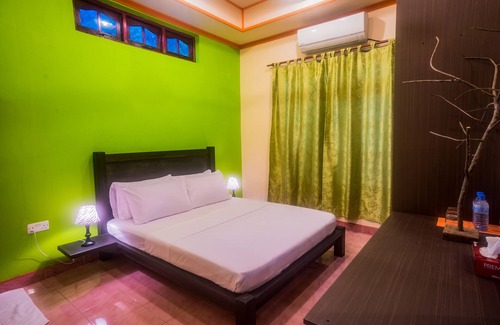 Maalhos House | Discover Maclura Residence: Family-Friendly Guest House
