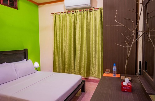 Maalhos House | Discover Maclura Residence: Family-Friendly Guest House