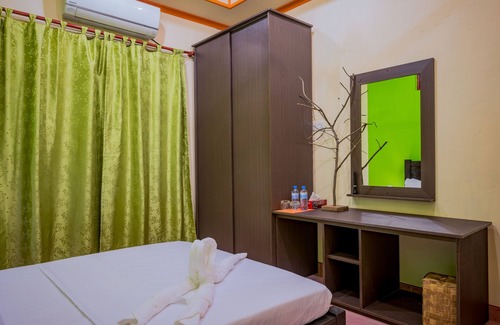 Maalhos House | Discover Maclura Residence: Family-Friendly Guest House