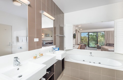 Argenton Hotel | Discover Macquarie: 4-Star Comfort with Family-Friendly Amenities