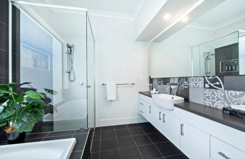 Dubbo House | Macquarie Entertainer: Pet-Friendly Pool Retreat Awaits