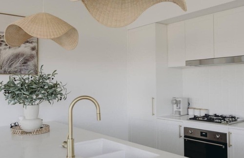 Dubbo House | Macquarie - Stylish Retreat with Countryside Views & Amenities
