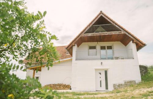 Kissomlyo House | Family-Friendly MacskaFészek Vendégház with Kitchen Amenities