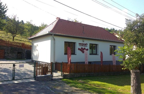 Somoskoujfalu House | Top-Rated Family Stay at Macskakő Vendégház with Kitchen