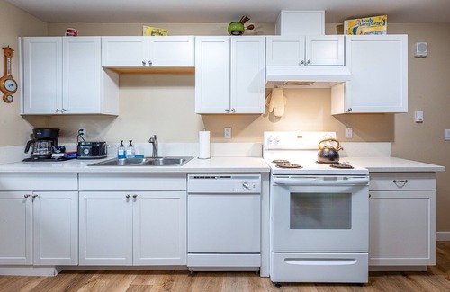 Southeast Salem Apartment | Retro Retreat: Mid-Century Style with Unique Amenities