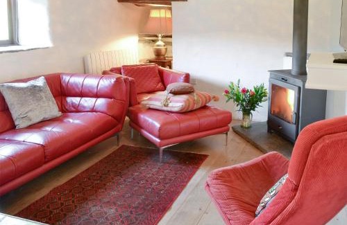 Halwell House | Mad Nelly Cottage: Pet-Friendly Retreat with Private Pool