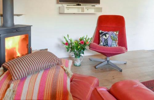 Halwell House | Mad Nelly Cottage: Pet-Friendly Retreat with Private Pool