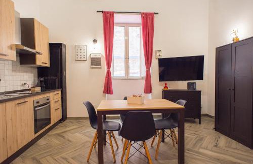 Quartieri Spagnoli Apartment | Top-Rated Family Stay at Madaleni Home Plebiscito