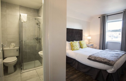 Bundoran House | Top-Rated Maddens Bridge Bar & Guesthouse with Dining Options