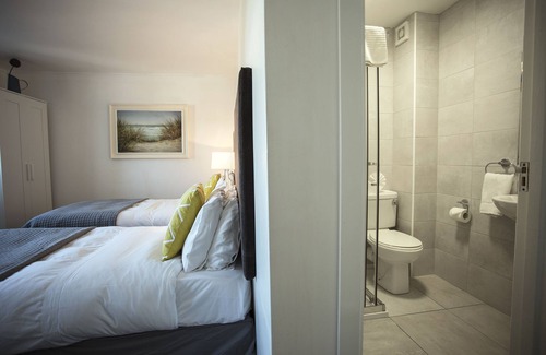 Bundoran House | Top-Rated Maddens Bridge Bar & Guesthouse with Dining Options