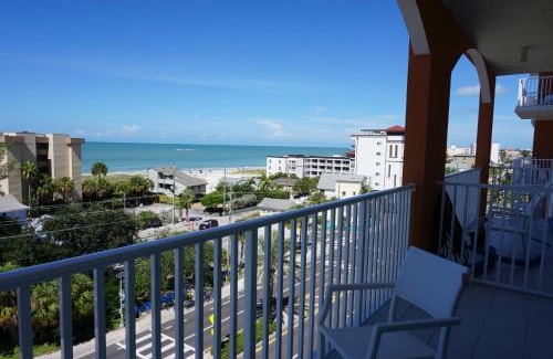 Madeira Beach House | Pet-Friendly Madeira Bay Resort with Pool & Hot Tub Amenities