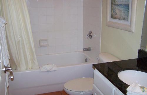 Madeira Beach Resort | Relax at Madeira Bay Resort II with Pool & Pet-Friendly Amenities
