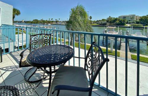 Madeira Beach Apartment | Experience Madeira Beach Yacht Club with Pool & Hot Tub