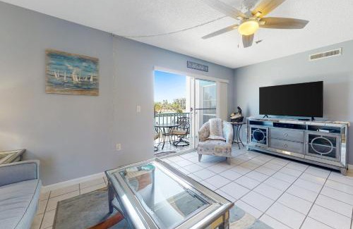 Madeira Beach Apartment | Experience Madeira Beach Yacht Club with Pool & Hot Tub