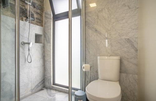 Santa Cruz House | Oceanfront Madeirense Villa in Santa Cruz with Pool Access