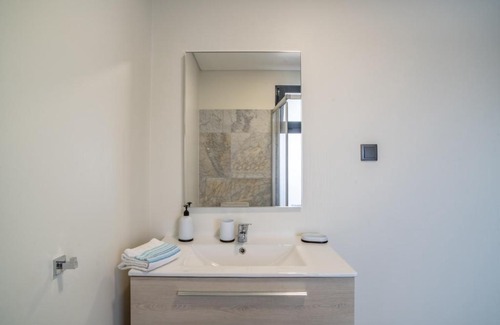 Santa Cruz House | Oceanfront Madeirense Villa in Santa Cruz with Pool Access
