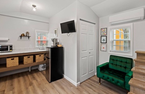 Notasulga Cabin | Cozy MadHatter Tiny Home Near Auburn & Jordan Hare Stadium
