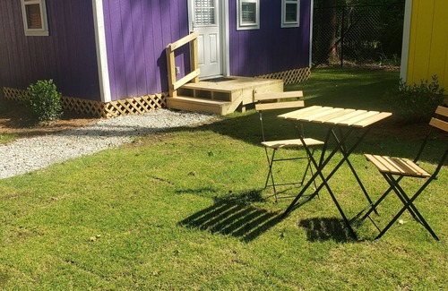 Notasulga Cabin | Cozy MadHatter Tiny Home Near Auburn & Jordan Hare Stadium