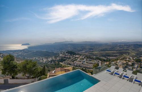 Cumbre del Sol Villa | Discover Madi: Family-Friendly Retreat with Pool Access