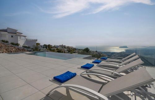 Cumbre del Sol Villa | Discover Madi: Family-Friendly Retreat with Pool Access