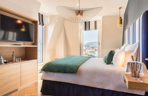 Saint-Jean-de-Luz City Center Hotel | Elegant Madison Saint Jean de Luz with Pool and Spa Amenities