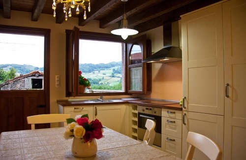 Inguanzo Cottage | Inviting Madrepepa Rural House with Spa and Breakfast Options