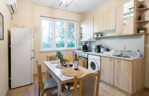 Oborishte Apartment | Discover Madrid: 2-Bedroom Near Metro with Free Parking