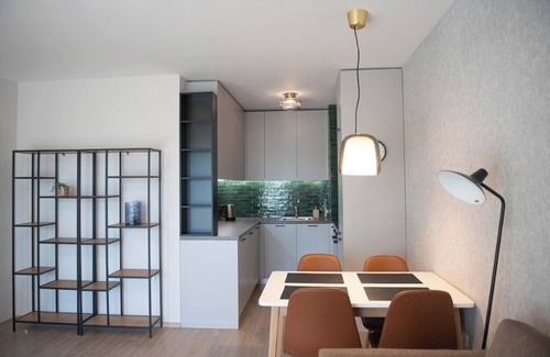 rajon Vrabnitsa Apartment | Modern 2-Bedroom Apartment in Madrid with Parking