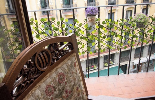 Sol Villa | Elegant Vintage Apartment Steps from Plaza Mayor - Guest Rated 9/10
