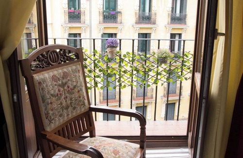 Sol Villa | Elegant Vintage Apartment Steps from Plaza Mayor - Guest Rated 9/10