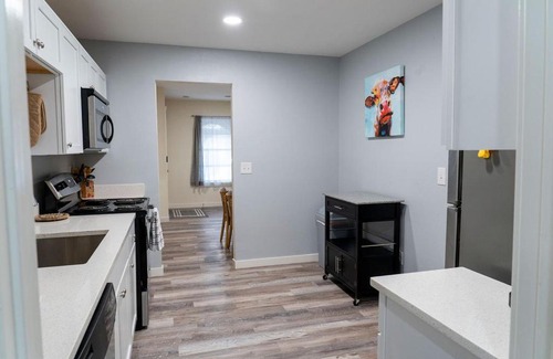 North Charleston House | Pet-Friendly Madrona's Cottage with Fenced Yard Awaits