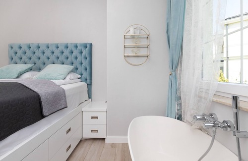 Pogorze Apartment | Experience Madrycka Apartment at Tesoro Gardens - Ocean View Retreat