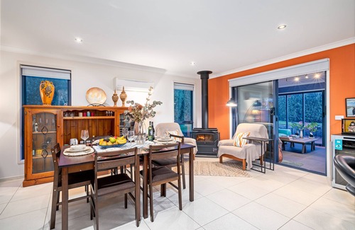 Penguin House | Unwind at Madsen Retreat: Top-Rated 4-Star Getaway