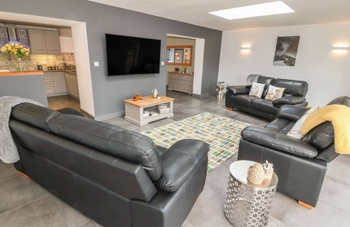 Llanbedrgoch Cottage | Family-Friendly MAES LLWYD with Garden in Benllech