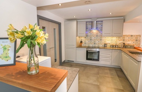 Llanbedrgoch Cottage | Family-Friendly MAES LLWYD with Garden in Benllech