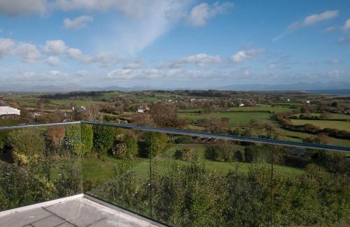 Rhyd-y-clafdy House | Experience Comfort at Sgwner View: Family-Friendly Retreat