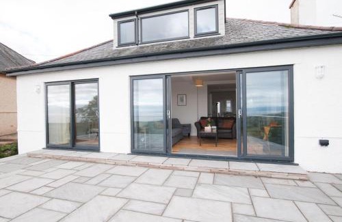 Rhyd-y-clafdy House | Experience Comfort at Sgwner View: Family-Friendly Retreat