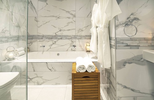 Simon's Town House | Discover Magellan’s Hotel: Modern Guest House in Simons Town
