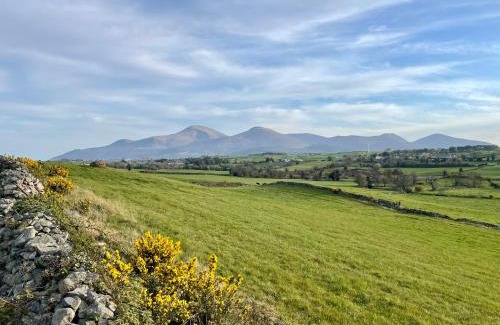 Annsborough House | Pet-Friendly Maggie's Croft Cottages with Hot Tub & 9.8 Rating
