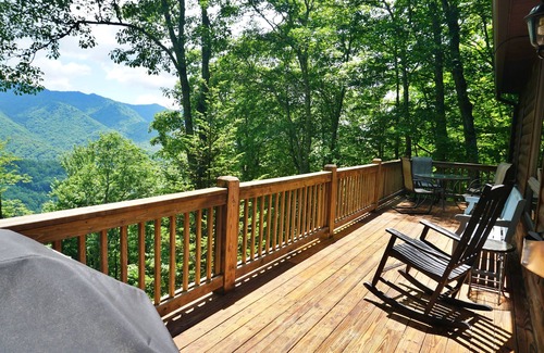 Cranberry Falls Cabin | Pet-Friendly Maggie Valley Cabin with Deck & Mountain Views