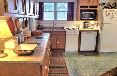 Maggie Valley Cabin | Cozy Maggie Valley Chalet: 10 Min to Ski Resort & More!