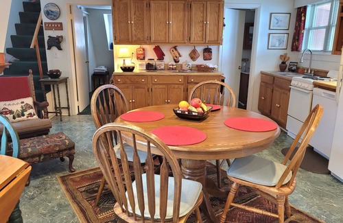 Maggie Valley Cabin | Cozy Maggie Valley Chalet: 10 Min to Ski Resort & More!