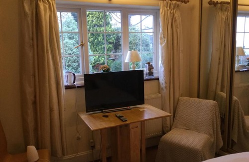 Sheffield House | Cozy Retreat at Maggi’s Home from Home - Pet Friendly Getaway