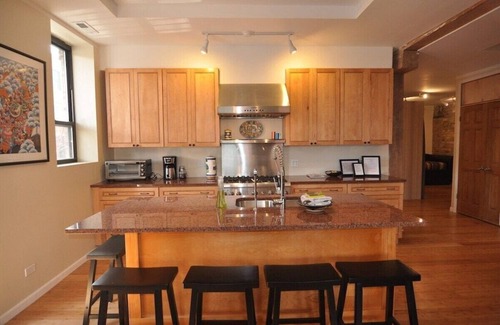 River North Apartment | Family-Friendly Magic Factory Loft with Kitchen & Accessibility