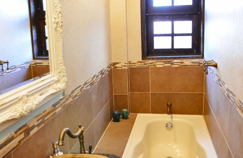 San Antonio House | Enchanting Magic Garden House: Guest Rated 9.8 with Spa
